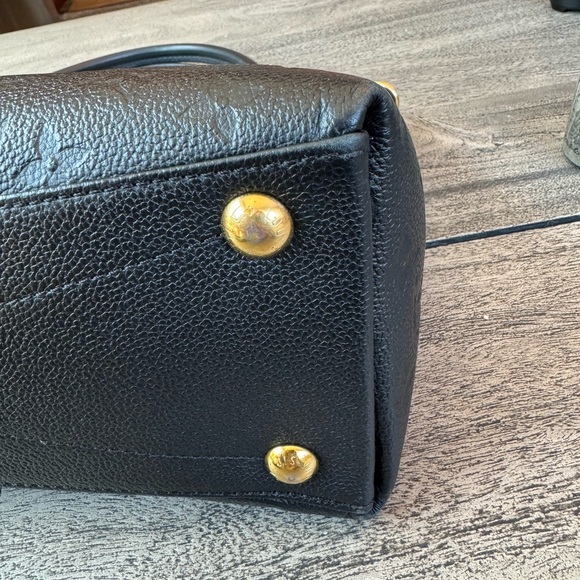 Louis Vuitton V tote MM - Picture 11 of 14